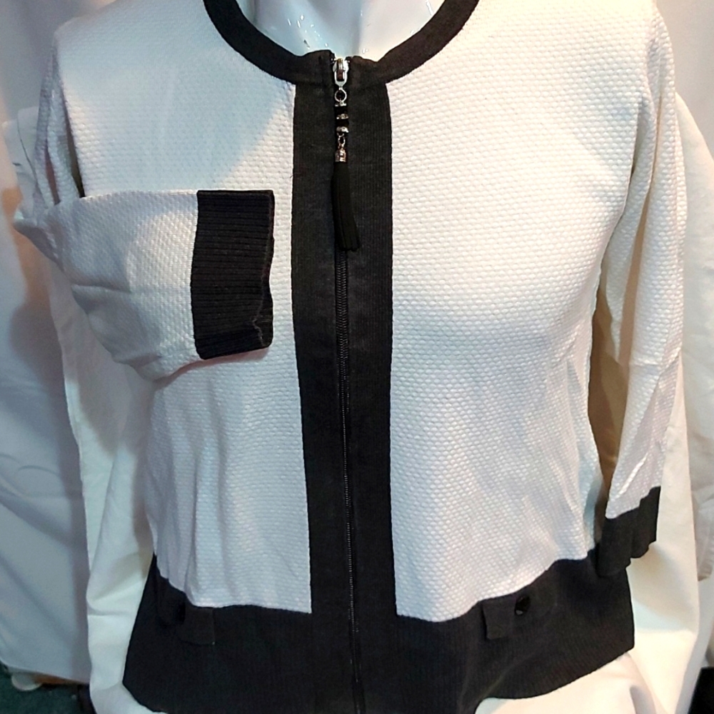 Laura Petite Black & white zippered sweater Medium